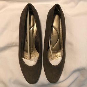 Hush Puppies Soft Style Angel II Olive Suede 11 M